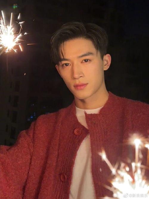 周也最新恋情爆料,新欢是谁引网友热议?